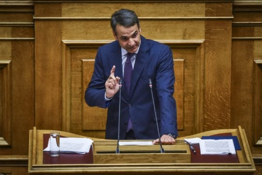 Ψηφίζει κατάτμηση εν μέσω σφοδρής επίθεσης κατά της κυβέρνησης