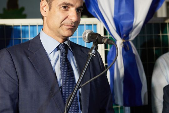 Αλλα λέει εδώ και άλλα στο εξωτερικό