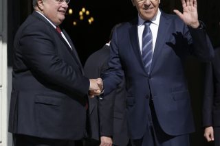 Χαλαρώνει το σχοινί η Αθήνα, ακολουθεί η Μόσχα