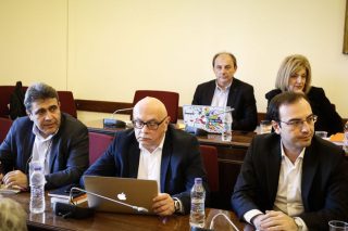 Από την έδρα στα έδρανα (2) Η άτακτη τάξη
