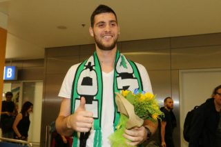 Εχασε την πτήση, υπογράφει σήμερα