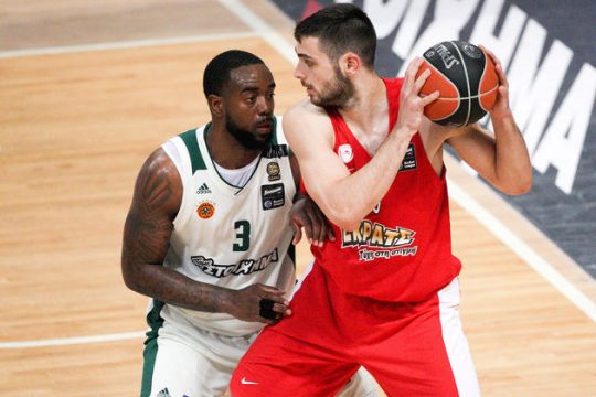 Ο Ιωάννης φοράει τα πράσινα