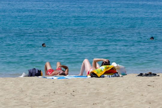 Δημοφιλείς παραλίες ακατάλληλες για κολύμπι στην Αττική