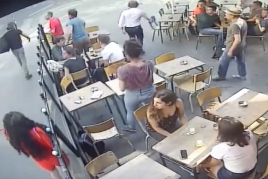 Πρώτα την παρενόχλησε και μετά τη χαστούκισε έξω από καφέ στο Παρίσι