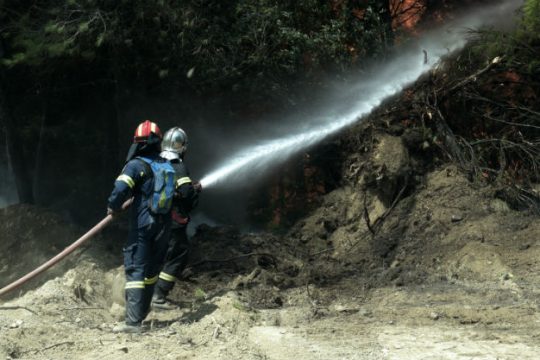 Όταν λείπουν οι πυροσβέστες περισσεύουν… οι παπάδες