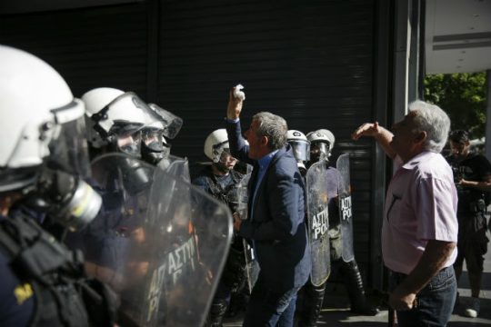 Ένταση στη διαμαρτυρία της ΠΟΕΔΗΝ στο υπ. Οικονομικών
