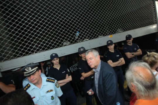 Διαμαρτυρία της ΠΟΕΔΗΝ με ένταση στο υπ. Οικονομικών