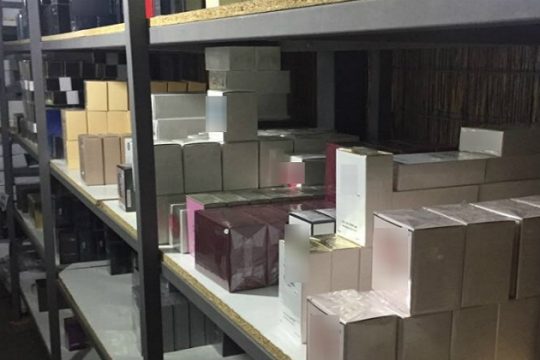 Συνελήφθησαν με χιλιάδες προϊόντα απομίμησης στη Χερσόνησο Ηρακλείου
