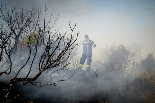 Υπό μερικό έλεγχο οι πυρκαγιές σε Φαλάσαρνα και Αρολίθι