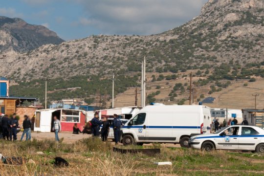 Δεκατρείς τραυματίες από πυροβολισμούς σε καταυλισμό