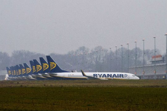 Με απειλές για απολύσεις απαντά η Ryanair στις απεργίες