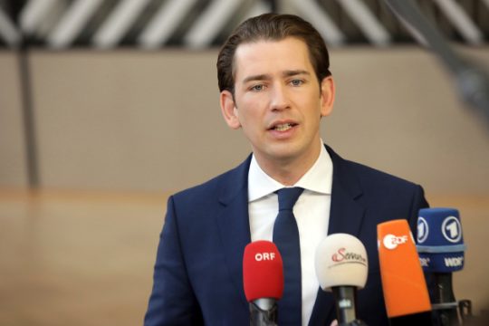 Επιχειρεί να επιβάλει δωδεκάωρη εργασία