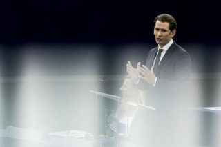 Le Monde: «Οι ανησυχητικές προτάσεις της Αυστρίας»