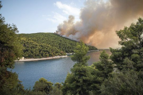 Μάχη για να τεθεί υπό πλήρη έλεγχο η φωτιά στη Σκόπελο