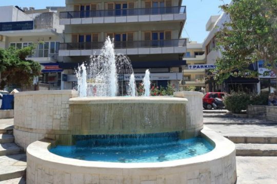Σε λειτουργία τέθηκε ξανά το συντριβάνι της Πλατείας Κορνάρου
