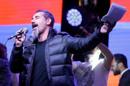 Βγήκαν… μαχαίρια στους System of a Down