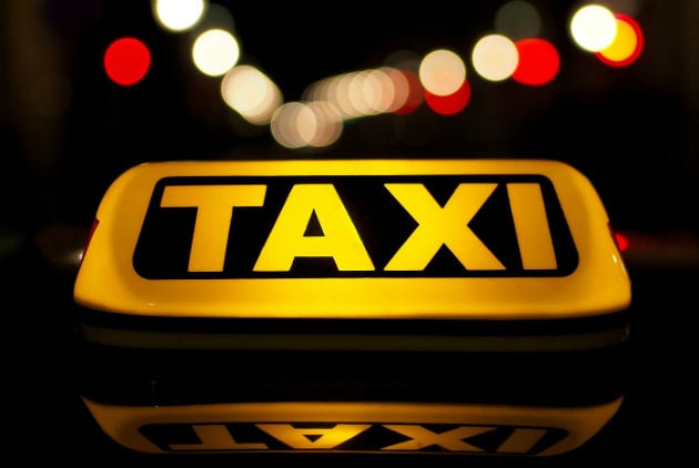 «Καμπάνα» έως 300 ευρώ για κάπνισμα εντός ταξί