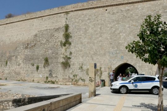Ηράκλειο: Άνδρας έχασε τη ζωή του μετά από πτώση από το τείχος