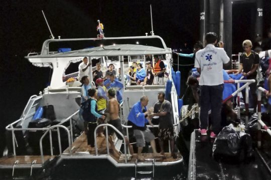 Πολύνεκρο ναυάγιο με τουρίστες στην Ταϊλάνδη