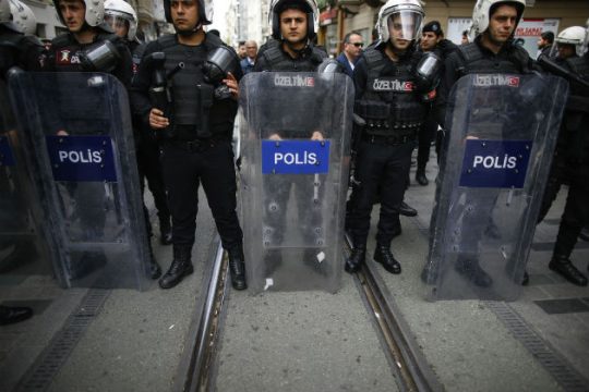 Κατάσταση έκτακτης ανάγκης από… την πίσω πόρτα