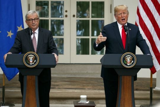 Εκεχειρία στον εμπορικό πόλεμο ΗΠΑ – Ε.Ε.