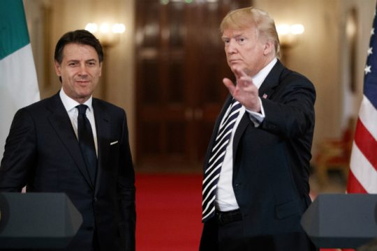 Έπαινοι κι απειλές Τραμπ για το μεταναστευτικό