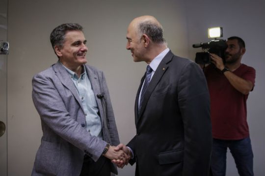 «Κλείνει το μάτι» για τις συντάξεις ο Πιερ Μοσκοβισί