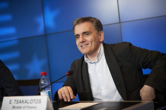 Θέμα αναθεώρησης πλεονασμάτων ανοίγει ο Τσακαλώτος
