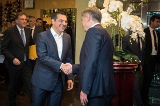Οι φλόγες κατάπιαν τη βράβευση