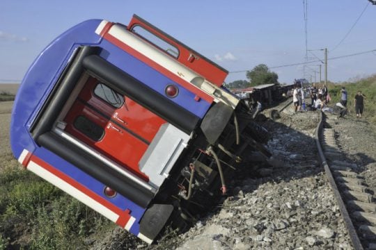 Πολύνεκρος εκτροχιασμός τρένου στην Τουρκία