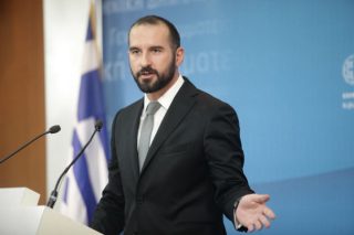Πολλά βήματα πίσω
