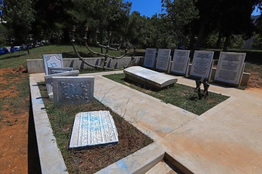 Ας μην κρυβόμαστε πια
