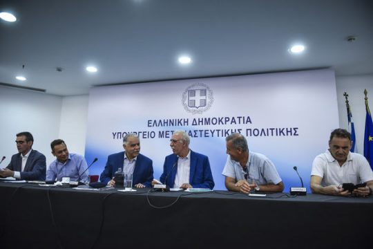 Τρεις βάρδιες σε 24ωρη βάση στα Κέντρα Υποδοχής προσφύγων