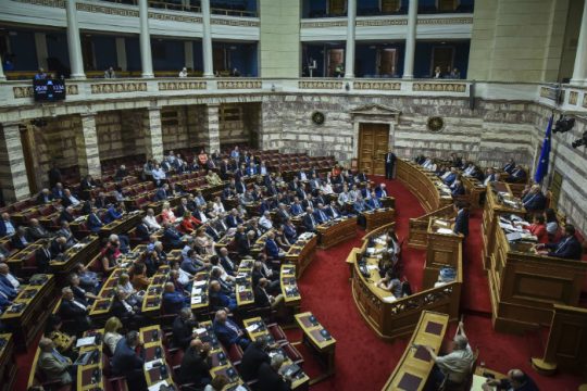 Σε υψηλούς τόνους η αντιπαράθεση στη Βουλή