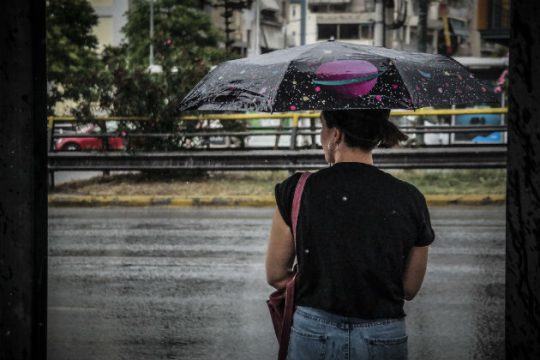 Πτώση της θερμοκρασίας με βροχές και καταιγίδες