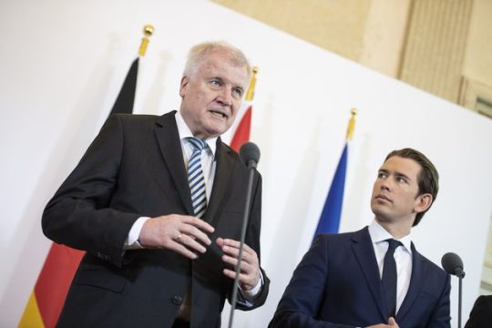 Ζεεχόφερ και Κουρτς μετακυλίουν τα βάρη σε Ελλάδα και Ιταλία