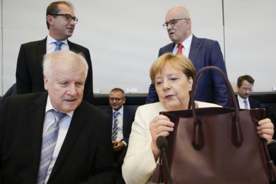Πολιτικό παιχνίδι πιέσεων από τον Ζεεχόφερ για το προσφυγικό
