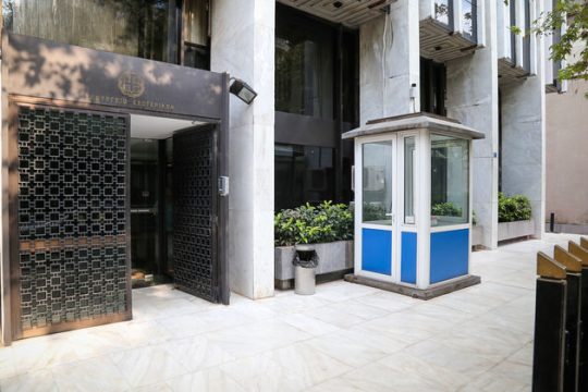 Μια τσάντα γεμάτη με… συμβολισμούς από τον «Ρουβίκωνα»