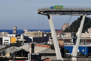 Σενάρια κάτω από τα ερείπια