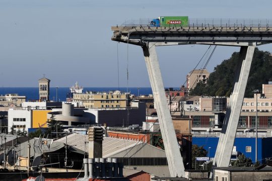 Σενάρια κάτω από τα ερείπια