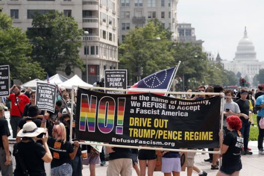 «Απομονώστε τους φασίστες και τον… Τραμπ»