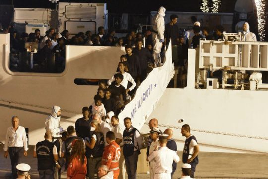 Στη στεριά οι μετανάστες στον… αέρα ο Σαλβίνι
