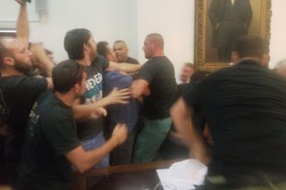 Συμπλοκές πολιτών με μπράβους στο Δημοτικό Συμβούλιο στον Βόλο