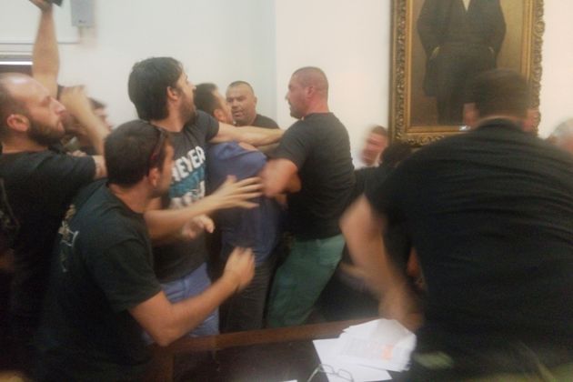 Συμπλοκές πολιτών με μπράβους στο Δημοτικό Συμβούλιο στον Βόλο