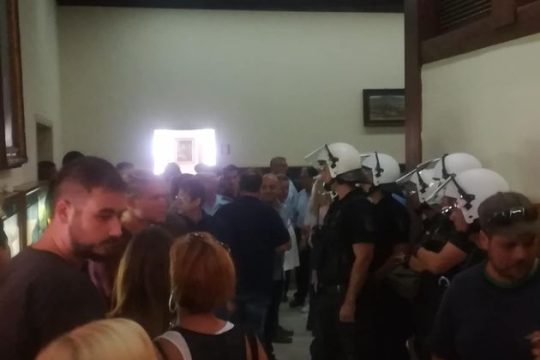 ΜΑΤ, συγκρούσεις, σοκ και… Μπέος