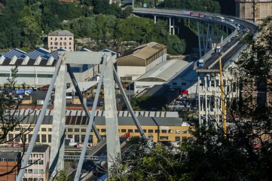 Θρήνος και αναπάντητα «γιατί» στην Ιταλία