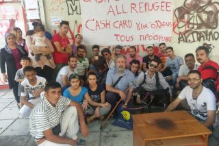 Περιμένοντας απεγνωσμένα τη βοήθεια