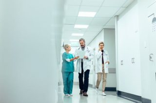 ΕΙΝΑΠ: σήμα κινδύνου για τις ελλείψεις γιατρών