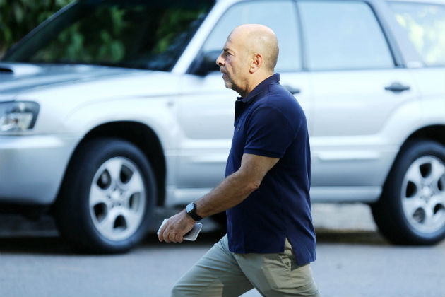 Περιμένει τον Παϊρόζ, προχωρά σε διακανονισμούς