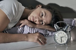 Ο φαύλος κύκλος της αϋπνίας και της κοινωνικής απομόνωσης